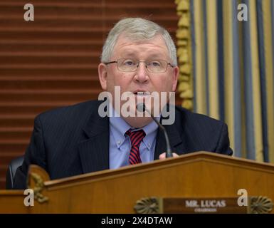 Washington, États-Unis d'Amérique. 30 avril 2024. U. Le président du Comité scientifique, spatial et technologique de S House, Rep. Frank Lucas, R-Okla., prononce une allocution d'ouverture lors d'une audition concernant le budget de l'exercice fiscal 2025 de la NASA au Rayburn House Office Building, le 30 avril 2024 à Washington, DC crédit : Bill Ingalls/NASA/Alamy Live News Banque D'Images