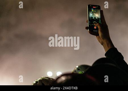 Un manifestant pro-palestinien enregistre des officiers du CHP approchant du campement de l'UCLA depuis un téléphone portable. Banque D'Images