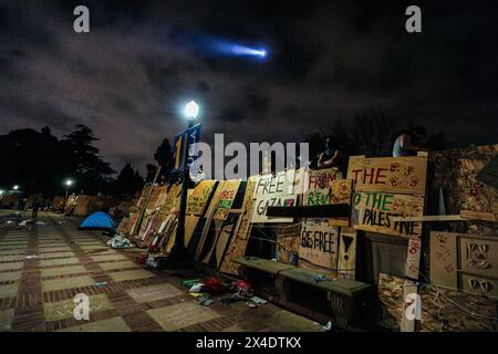 Un hélicoptère LAPD tourne au-dessus du campement pro-palestinien à UCLA. Banque D'Images