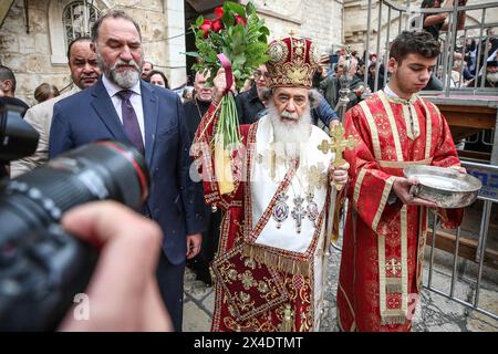 Jérusalem, Israël. 02 mai 2024. Le patriarche Théophile III de Jérusalem a présidé le service. Les chrétiens participent à la messe du jeudi Saint avant les célébrations de Pâques à l’église du Saint-Sépulcre dans la vieille ville de Jérusalem. Le patriarche Théophile III de Jérusalem a présidé le service alors que les participants à la cérémonie allumaient des bougies et priaient, accompagnés d'hymnes. Crédit : SOPA images Limited/Alamy Live News Banque D'Images