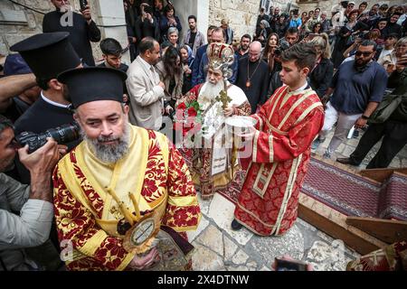 Jérusalem, Israël. 02 mai 2024. Le patriarche Théophile III de Jérusalem a présidé le service. Les chrétiens participent à la messe du jeudi Saint avant les célébrations de Pâques à l’église du Saint-Sépulcre dans la vieille ville de Jérusalem. Le patriarche Théophile III de Jérusalem a présidé le service alors que les participants à la cérémonie allumaient des bougies et priaient, accompagnés d'hymnes. Crédit : SOPA images Limited/Alamy Live News Banque D'Images