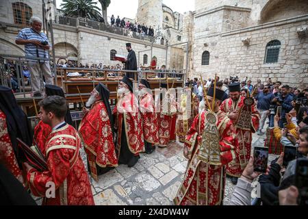 Jérusalem, Israël. 02 mai 2024. Le patriarche Théophile III de Jérusalem a présidé le service. Les chrétiens participent à la messe du jeudi Saint avant les célébrations de Pâques à l’église du Saint-Sépulcre dans la vieille ville de Jérusalem. Le patriarche Théophile III de Jérusalem a présidé le service alors que les participants à la cérémonie allumaient des bougies et priaient, accompagnés d'hymnes. (Photo de Saeed QAC/SOPA images/SIPA USA) crédit : SIPA USA/Alamy Live News Banque D'Images