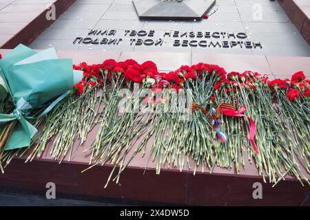 La flamme éternelle est un feu qui brûle constamment, le souvenir solennel du peuple sur les héros tombés, les combattants de la liberté. Inscription - votre nom est Banque D'Images