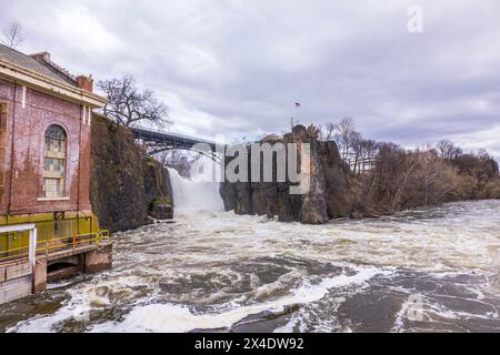 Magnifique vue sur la majestueuse cascade de Paterson dans le parc du New Jersey, embrassée par d'imposantes falaises au milieu de l'ambiance vibrante du printemps. Banque D'Images