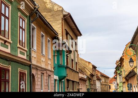 Roumanie, Brasov. 16ème siècle arcades, et terra cotta toits maisons et rues étroites. Banque D'Images