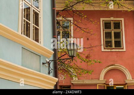 Roumanie, Brasov. Bâtiments Steepled, XVIe-XVIIe siècle. architecture à arcades, maisons couvertes de terre cuite et rues étroites. Banque D'Images