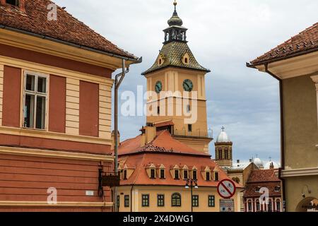 Roumanie, Brasov. Bâtiments Steepled, XVIe-XVIIe siècle. architecture à arcades, maisons couvertes de terre cuite et rues étroites. Banque D'Images