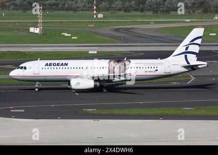 Greek Aegean Airlines Airbus A320-200 avec immatriculation SX-DVV avec autocollant musée Acropolis sur la voie de circulation de l'aéroport de Dusseldorf Banque D'Images