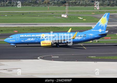 Boeing 737-800 allemand TUIfly immatriculé d-AHFZ en livrée spéciale ARD Fernsehlotterie sur la voie de circulation de l'aéroport de Dusseldorf Banque D'Images