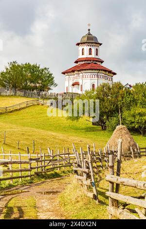 Roumanie, Transylvanie, montagnes des Carpates. Église du village. Banque D'Images