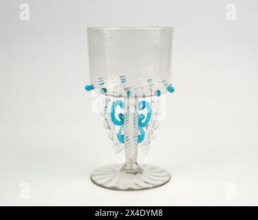 Antique 19ème siècle Salviati bleu vénitien et petit gobelet en verre clair. Banque D'Images
