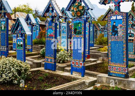 Roumanie, Maramures, Sapanta. Cimitirul Vesel, le joyeux cimetière aux épitaphes satiriques gravées sur les croix des morts. (Usage éditorial uniquement) Banque D'Images