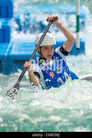 26 avril 2024 : Marcella Altman (14 ans) lors des essais olympiques de canoë par équipes féminines à Riversport à Oklahoma City, OK. Banque D'Images