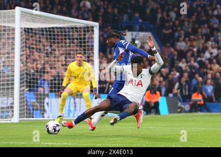 Stamford Bridge, Chelsea, Londres, Royaume-Uni. 2 mai 2024. Premier League Football, Chelsea contre Tottenham Hotspur ; Emerson Royal de Tottenham Hotspur est défié par Noni Madueke de Chelsea et pense qu'il devrait avoir un penalty, mais l'arbitre Robert Jones n'est pas intéressé. Crédit : action plus Sports/Alamy Live News Banque D'Images