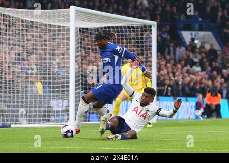 Stamford Bridge, Chelsea, Londres, Royaume-Uni. 2 mai 2024. Premier League Football, Chelsea contre Tottenham Hotspur ; Emerson Royal de Tottenham Hotspur est défié par Noni Madueke de Chelsea et pense qu'il devrait avoir un penalty, mais l'arbitre Robert Jones n'est pas intéressé. Crédit : action plus Sports/Alamy Live News Banque D'Images
