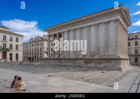 Nîmes, France - 04 17 2024 : Maison carrée. Vue sur le monument blanc Banque D'Images