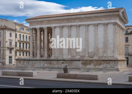 Nîmes, France - 04 17 2024 : Maison carrée. Vue sur le monument blanc Banque D'Images