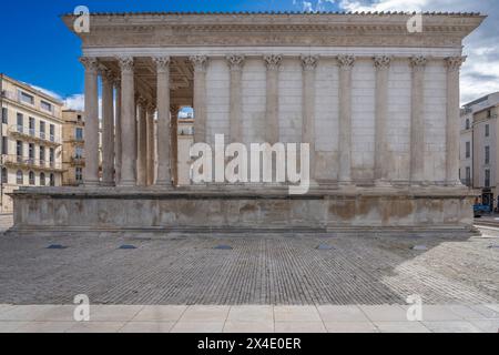 Nîmes, France - 04 17 2024 : Maison carrée. Vue sur le monument blanc Banque D'Images