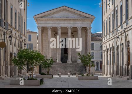 Nîmes, France - 04 17 2024 : Maison carrée. Vue sur le monument blanc Banque D'Images