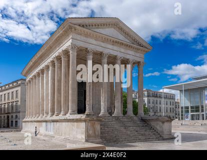 Nîmes, France - 04 17 2024 : Maison carrée. Vue sur le monument blanc Banque D'Images