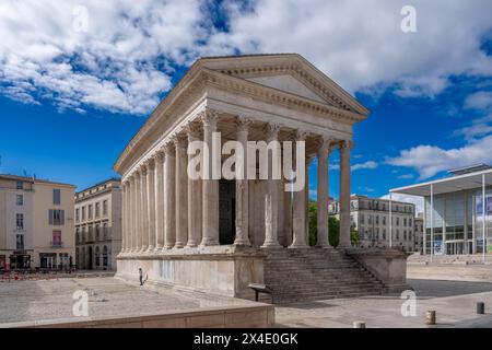 Nîmes, France - 04 17 2024 : Maison carrée. Vue sur le monument blanc Banque D'Images