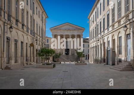 Nîmes, France - 04 17 2024 : Maison carrée. Vue sur le monument blanc Banque D'Images