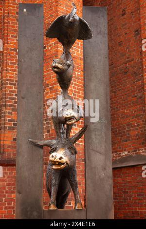 La statue des musiciens de Brême ou la statue des quatre animaux dans la vieille ville de Riga en Lettonie en Europe de l'est Banque D'Images