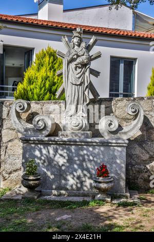 Espagne, Galice. Sculpture sur pierre de Marie et enfant entre Ventras de Naron et Palas de Rei Banque D'Images