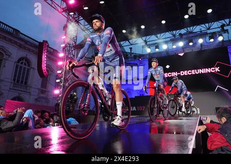 Torino, Italie. 02 mai 2024. La présentation de l'équipe avant la course cycliste Giro d'Italia à Turin. La course commence le samedi 4 mai, avec la première étape de plus de 140 km, de Venaria Reale à Turin, au nord-ouest de l'Italie - jeudi 2 mai 2024. Sport - cyclisme . (Photo de Massimo Paolone/LaPresse) crédit : LaPresse/Alamy Live News Banque D'Images