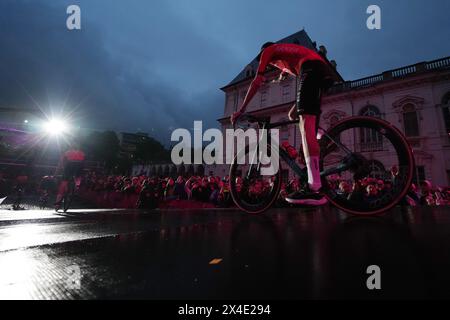 Torino, Italie. 02 mai 2024. La présentation de l'équipe avant la course cycliste Giro d'Italia à Turin. La course commence le samedi 4 mai, avec la première étape de plus de 140 km, de Venaria Reale à Turin, au nord-ouest de l'Italie - jeudi 2 mai 2024. Sport - cyclisme . (Photo de Gianmattia D'Alberto/LaPresse) crédit : LaPresse/Alamy Live News Banque D'Images