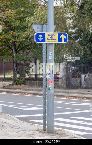 Espagne, Galice. Marqueur directionnel pour le Camino de Santiago dans la ville de Santiago de Compostelle Banque D'Images