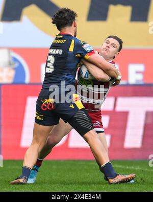 JAI Field of Wigan Warriors est attaqué par Arthur Romano de Catalan Dragons lors du match Betfred Super League Round 10 Warriors vs Catalans Dragons au stade DW, Wigan, Royaume-Uni, le 2 mai 2024 (photo de Craig Thomas/News images) Banque D'Images