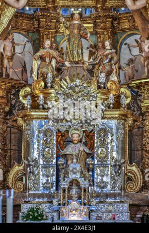 Espagne, Galice. Cathédrale de Saint-Jacques-de-Compostelle, autel principal représentant James au-dessus du tabernacle et représentant James le pèlerin en haut Banque D'Images