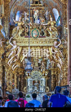 Espagne, Galice. Cathédrale de Saint-Jacques-de-Compostelle, pèlerin étudiant le maître-autel et le Botafumeiro Banque D'Images