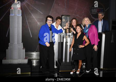 New York, États-Unis. 02 mai 2024. Billie Jean King, Ilana Kloss, Scout Bassett, Danette Leighton et Robin Harris assistent à la cérémonie d'illumination de l'Empire State Building en l'honneur du 50e anniversaire de la Women's Sports Foundation à l'Empire State Building, New York, NY, le 2 mai 2024. (Photo par Anthony Behar/Sipa USA) crédit : Sipa USA/Alamy Live News Banque D'Images