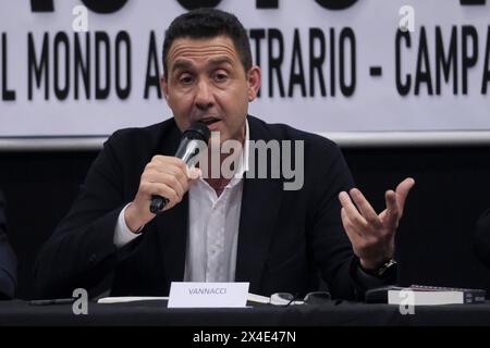 Naples, Italie. 02 mai 2024. Roberto Vannacci, le général candidat aux élections européennes avec la Ligue, est occupé à présenter son livre 'il mondo al contrario' (le monde à l'envers) crédit : Live Media Publishing Group/Alamy Live News Banque D'Images