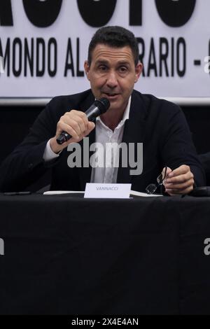 Naples, Italie. 02 mai 2024. Roberto Vannacci, le général candidat aux élections européennes avec la Ligue, est occupé à présenter son livre 'il mondo al contrario' (le monde à l'envers) crédit : Live Media Publishing Group/Alamy Live News Banque D'Images