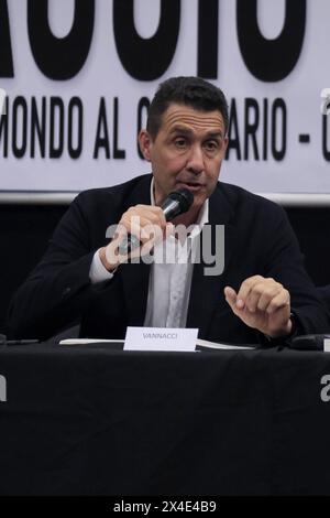 Naples, Italie. 02 mai 2024. Roberto Vannacci, le général candidat aux élections européennes avec la Ligue, est occupé à présenter son livre 'il mondo al contrario' (le monde à l'envers) crédit : Live Media Publishing Group/Alamy Live News Banque D'Images