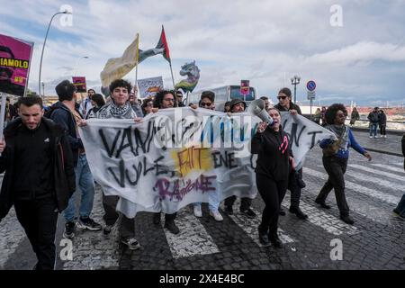 Naples, Italie. 02 mai 2024. Des affrontements avec la police en tenue anti-émeute ont eu lieu à Naples lors d'une procession d'une trentaine de jeunes protestant contre la présence à Naples de Roberto Vannacci, le général candidat aux élections européennes avec la Ligue, et qui présente son livre 'il mondo al contrario' les manifestants ont essayé de briser les barrières et le cordon de police protégeant la zone où Vannacci présentait son livre crédit : Live Media Publishing Group/Alamy Live News Banque D'Images