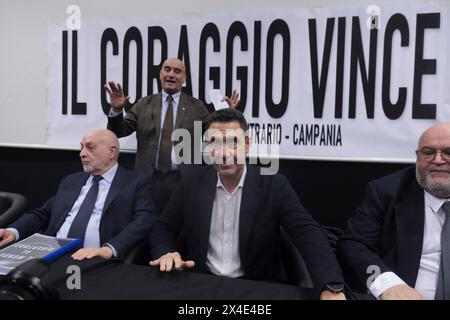 Naples, Italie. 02 mai 2024. Roberto Vannacci, le général candidat aux élections européennes avec la Ligue, est occupé à présenter son livre 'il mondo al contrario' (le monde à l'envers) crédit : Live Media Publishing Group/Alamy Live News Banque D'Images