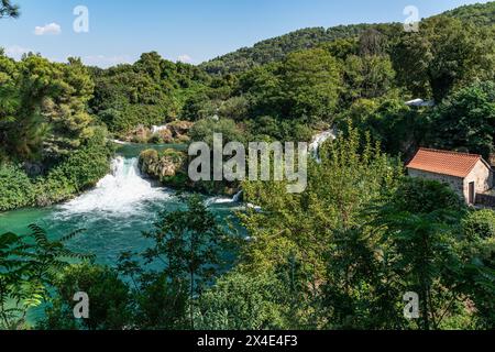 Rivière Krka coulant à travers la forêt verte luxuriante dans le parc national de Krka, Croatie Banque D'Images