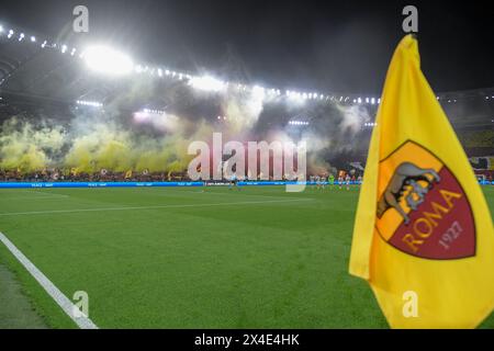 Roma, Italie. 02 mai 2024. Supporters roms lors du match de football de l'UEFA Europa League entre AS Roma et Bayer 04 Leverkusen au stade olympique de Rome, Italie - jeudi 02 mai 2024. Sport - Soccer (photo de Fabrizio Corradetti/LaPresse) crédit : LaPresse/Alamy Live News Banque D'Images