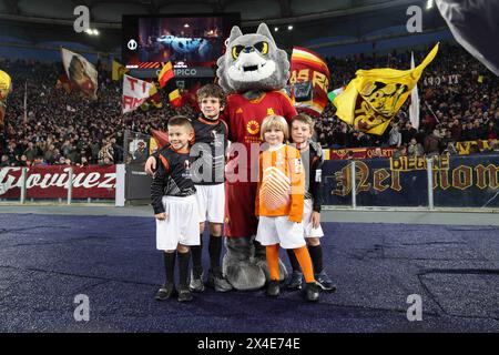 Roma, Lazio, ITALIE. 2 mai 2024. 02/05/2024 Rome, stade Olympique, match de football valable pour la demi-finale de l'Europa League 2023/24 entre AS Roma vs Bayer Leverkusen. Dans l'image : supporters Roma (crédit image : © Fabio Sasso/ZUMA Press Wire) USAGE ÉDITORIAL SEULEMENT! Non destiné à UN USAGE commercial ! Banque D'Images