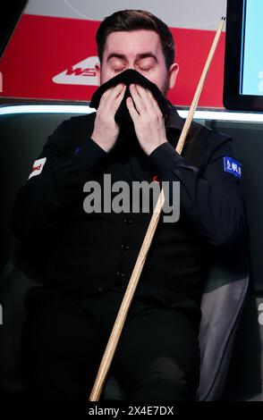 Jak Jones réagit lors de leur demi-finale face à Stuart Bingham (non photographié) le treizième jour du Cazoo World Snooker Championship 2024 au Crucible Theatre, Sheffield. Date de la photo : jeudi 2 mai 2024. Banque D'Images