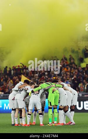 Naples, Italie. 02 mai 2024. Les joueurs de Leverkusen se saluent avant l'UEFA Europa League, demi-finales, match de 1ère manche entre AS Roma et Bayer Leverkusen le 2 mai 2024 au Stadio Olimpico à Rome, Italie - photo Federico Proietti/DPPI crédit : DPPI Media/Alamy Live News Banque D'Images