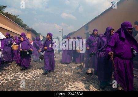 Une procession de la semaine Sainte, épaisse d'encens, dans les rues d'Antigua, Sacatepequez, Guatemala. (Usage éditorial uniquement) Banque D'Images