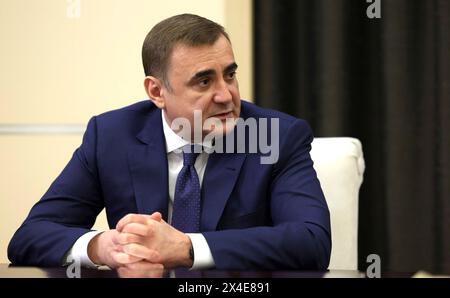 Novo-Ogaryovo, Russie. 02 mai 2024. Alexei Dyumin, gouverneur de la région de Toula, lors d'une rencontre en face à face avec le président russe Vladimir Poutine à la résidence d'État de Novo-Ogaryovo, le 2 mai 2024 dans l'oblast de Moscou, en Russie. Crédit : Gavriil Grigorov/Kremlin Pool/Alamy Live News Banque D'Images