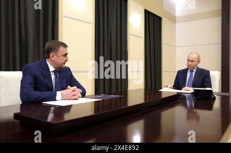 Novo-Ogaryovo, Russie. 02 mai 2024. Le président russe Vladimir Poutine, à droite, écoute le gouverneur de la région de Toula Alexei Dyumin, à gauche, lors d’une rencontre en face à face à la résidence d’État de Novo-Ogaryovo, le 2 mai 2024 dans l’oblast de Moscou, en Russie. Crédit : Gavriil Grigorov/Kremlin Pool/Alamy Live News Banque D'Images