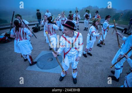 Les belles of London City, groupe féminin Morris, jouent une danse le 1er mai lors d'une aube brumeuse sur Primrose Hill, Londres, Royaume-Uni Banque D'Images