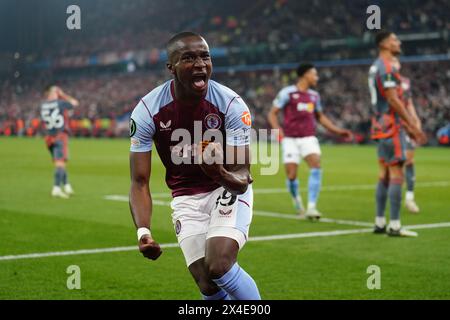 Moussa Diaby d'Aston Villa célèbre avoir marqué son deuxième but du match lors de la demi-finale de l'UEFA Conference League, match de première manche à Villa Park, Birmingham. Date de la photo : jeudi 2 mai 2024. Banque D'Images